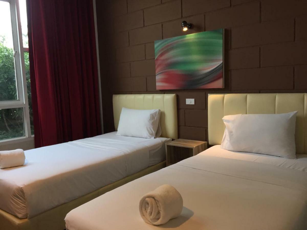 The Zell Hotel Buriram Buitenkant foto