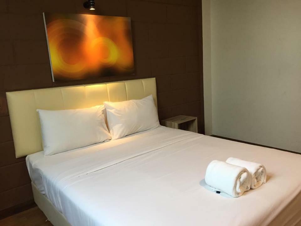 The Zell Hotel Buriram Buitenkant foto