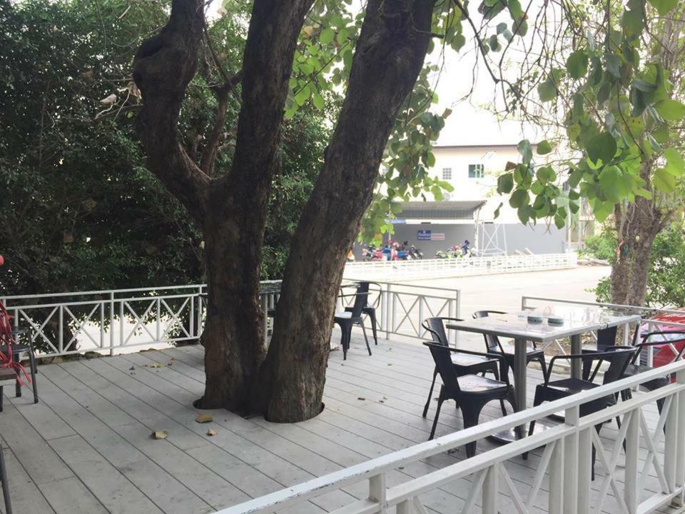 The Zell Hotel Buriram Buitenkant foto