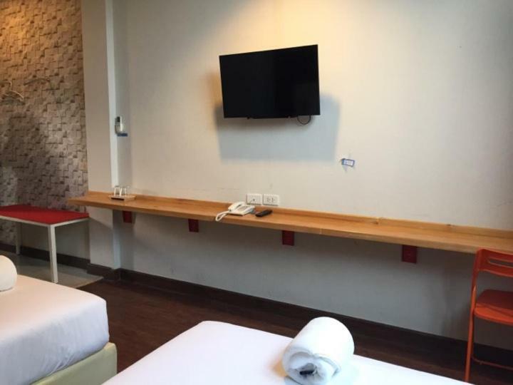 The Zell Hotel Buriram Buitenkant foto